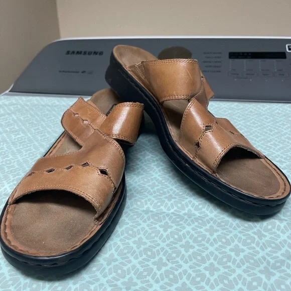 Clarks Men’s Tan Leather Slide Sandals - Picture 8 of 8